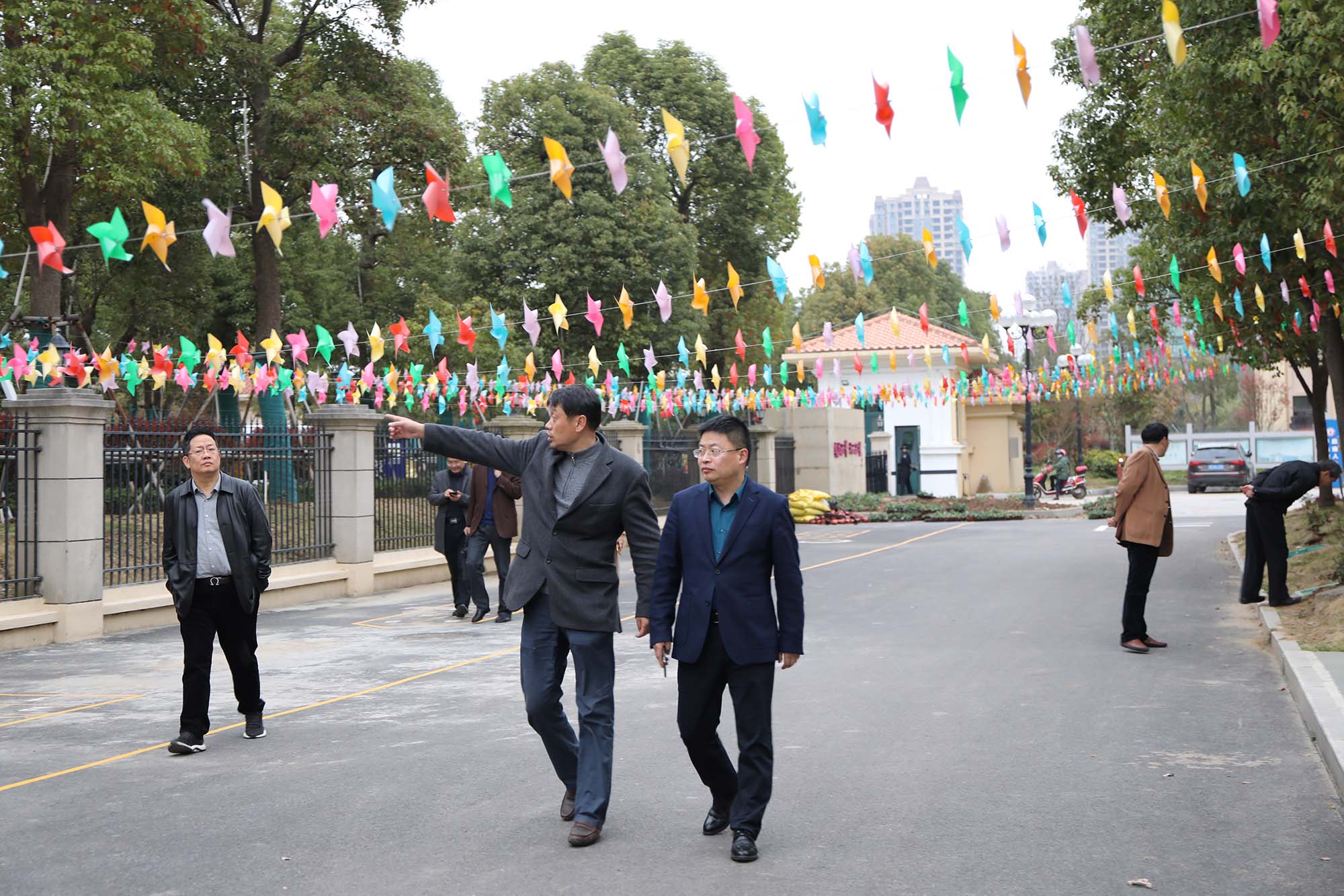 局局长陆海峰同志在江苏省启东中学校长陆圣华同志的陪同下来我校调研